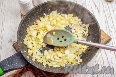 Теперь займёмся начинкой, для этого очищенную луковицу нарежьте мелко, выложите вместе со сливочным маслом на сковороду и обжарьте до прозрачности на среднем огне (примерно, 3-5 минут), помешивая. Затем уберите с огня и дайте немного остыть.