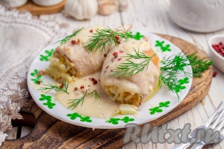 Готовых кальмаров можно подавать как горячими, так и тёплыми, полив сметанным соусом.