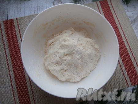 Тесто для вареников должно быть достаточно липким.