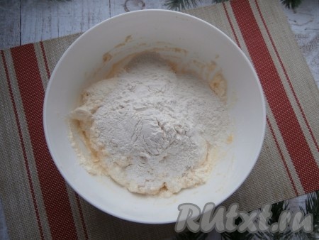 Хорошо перемешать смесь вилкой и всыпать частями муку, каждый раз хорошо перемешивая тесто для ленивых вареников. Муки, возможно, понадобится чуть больше или чуть меньше, ориентируйтесь на консистенцию теста.