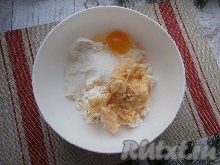 Добавить размятый банан в миску с творогом.