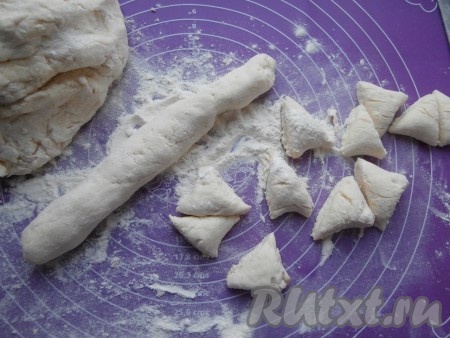 На поверхность стола насыпать немного муки, тесто разделить на части и скатать их в жгуты. Каждый жгут нарезать на небольшие кусочки - это и будут наши ленивые вареники. В зависимости от величины кусочков обычно получается 65-75 ленивых вареников.