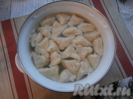 Воду в кастрюле довести до кипения, выложить вареники. Дать воде снова закипеть, затем варить ленивые вареники 5-6 минут на небольшом огне. Все вареники можно сразу не варить, можно их заморозить впрок, разложив на доске и отправив в морозилку, а как только вареники замёрзнут, переложить их в целлофановый пакет, отправить в морозилку и отваривать по мере необходимости.