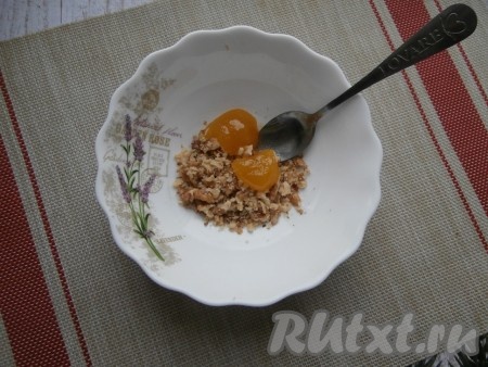 Ядра грецких орехов для этого десерта нужно нарезать ножом на небольшие кусочки, выложить в тарелку, добавить мёд.