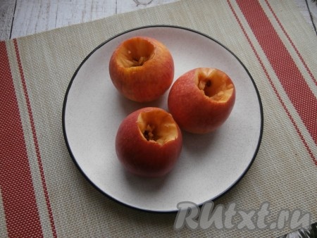 Яблоки помыть, вырезать часть мякоти ножом (или другим приспособлением), чтобы образовалось углубление внутри каждого яблока. 