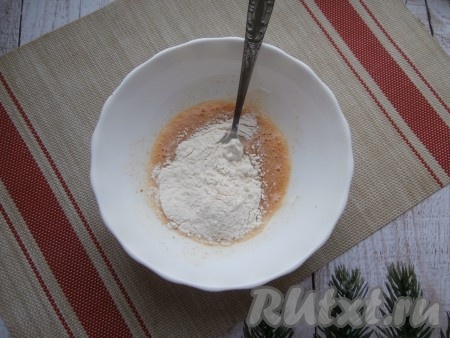 Сырые яйца разбить в глубокую тарелку, сюда же всыпать щепотку соли и паприку, взбить вилкой до однородности, после этого добавить четыре столовые ложки муки.