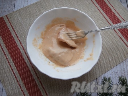 Хорошо мясо окунуть в кляр, чтобы он покрыл отбивные полностью.