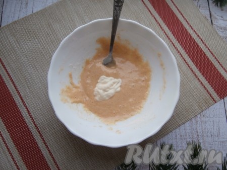 Хорошо перемешать, получится довольно густой кляр. Добавить майонез и ещё раз перемешать.