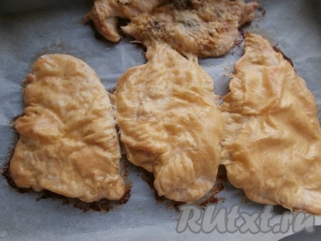 Отправить отбивные в разогретую духовку и запекать их минут 15-20 при температуре 180 градусов.