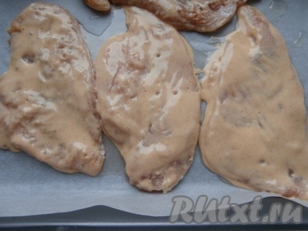 Противень (или другую форму, предназначенную для запекания) застелить пергаментной бумагой. Смазать бумагу растительным маслом и выложить отбивные.