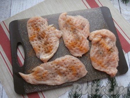 Куриное филе разрезать на тонкие части (у меня было большое филе, я разделила его на 4 части). Отбить каждый кусочек молоточком, посыпать приправой для курицы и чёрным молотым перцем, посолить по вкусу.