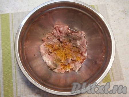 Две луковицы и одну морковку очистить. Хорошо промыть рис, выложить в кастрюлю с кипящей водой (кипящей воды должно быть в 2 раза больше риса) и варить с момента закипания на небольшом огне минут 15, а затем переложить в сито и промыть холодной водой, оставить на несколько минут, чтобы стекла лишняя вода. Свино-говяжий фарш поместить в миску, посолить, добавить приправу для мяса, чёрный молотый перец.