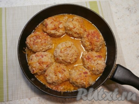 Тушить тефтели под закрытой крышкой около 10 минут на слабом огне, затем перевернуть их на другую сторону и продолжать тушить под крышкой ещё минут 10-15.