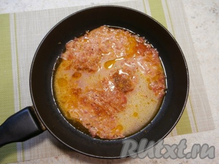 Добавить немного специй на ваш вкус, перемешать получившийся томатно-сметанный соус.