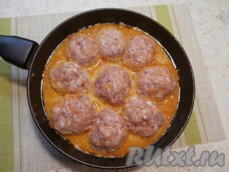 Влажными руками сформировать тефтели и выложить их в соус, влить 100-150 мл воды, если нужно, подсолить соус по вкусу и довести его до кипения.