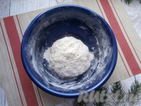 Тесто должно получиться плотным, достаточно тугим, не липнущим, прикрыть его плёнкой и оставить при комнатной температуре на 20-25 минут.