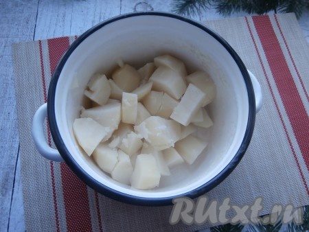 После того как вода закипит, добавить соль и, уменьшив огонь, варить минут 25-30 (картофель должен свариться до готовности, он будет легко прокалываться ножом), затем слить всю воду из кастрюли.