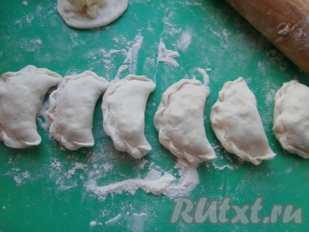 Из каждой лепёшки с картофельной начинкой слепить вареник, хорошо защипывая края теста. Всего у меня получилось штук 30 постных вареников. Часть вареников можно заморозить, выложив их в один слой на доску и отправив в морозилку. А часть вареников можно сразу сварить, для этого вареники нужно выложить в кастрюлю с кипящей подсоленной водой, снова дать воде закипеть, а затем варить 6-7 минут на небольшом огне.