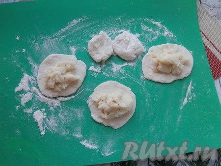 В центр лепёшек поместить по столовой ложке начинки из картофеля.