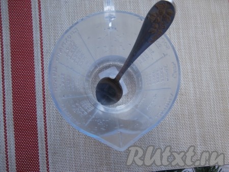 Для того чтобы замесить тесто для вареников, прежде всего в небольшую ёмкость нужно влить 100 мл тёплой воды, всыпать половину чайной ложки соли, хорошо перемешать, чтобы кристаллики соли растворились.