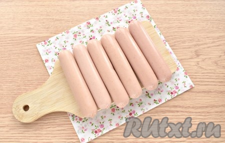 Очищаем сосиски от оболочки. У меня "Молочные" качественные сосиски небольшого размера.