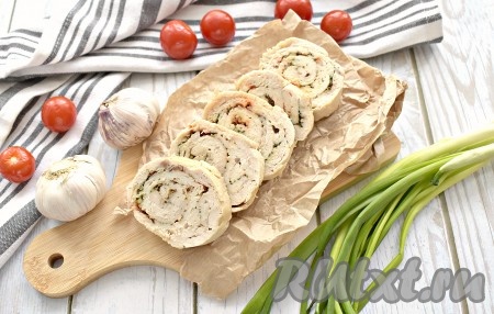 Вкусный, аппетитный куриный рулет с чесноком, приготовленный из филе грудки в духовке, нарезаем на порционные кусочки и подаём в тёплом или в остывшем виде к столу.
