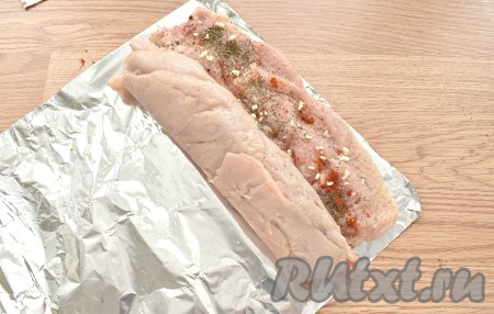 Помогая себе фольгой, начиная с более узкой стороны, сворачиваем пласты в плотный рулет.