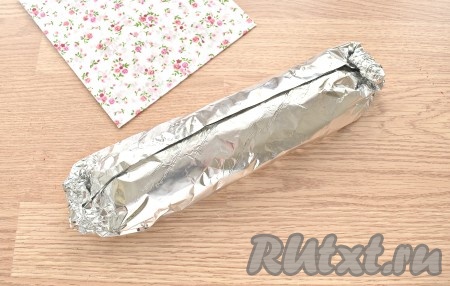 Получившийся куриный рулет из филе грудки заворачиваем в 2 слоя фольги, как конфету, и отправляем в духовку, заранее прогретую до 200 градусов, на 45 минут.