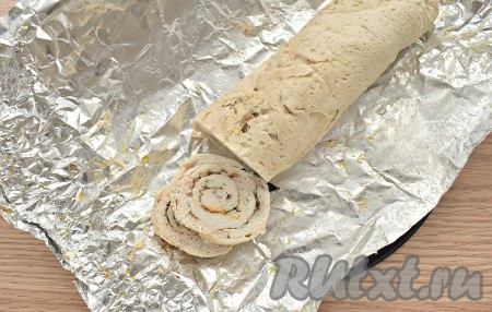  Затем достаём куриный рулет из духовки. Сразу запечённый рулет не разворачивайте, пусть он останется в фольге ещё минут на 20. Затем можно разворачивать.