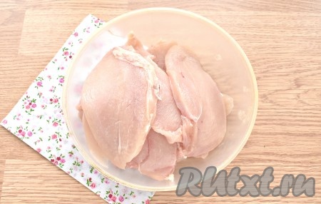 Куриное филе промываем водой, обсушиваем. Нарезаем филе вдоль на пласты толщиной примерно 1 сантиметр.