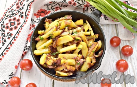 Картошка, жареная с луком и беконом на сковороде, готова. Картошечка получается сытной, аппетитной и очень вкусной!