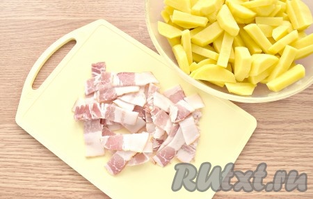 Пласты бекона нарезаем на небольшие кусочки. Картофель очищаем, ополаскиваем холодной водой и нарезаем так, как вам нравится. Я предпочитаю картофель для жарки нарезать крупной соломкой.