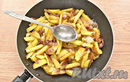 А теперь немного убавляем огонь, в сковороду вливаем пару столовых ложек кипячёной воды и накрываем крышкой. Содержимое тушим до мягкости картофеля. У меня ушло 5 минут. Возможно, нужно будет 1-2 раза перемешать.