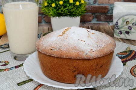 Готовность кекса проверить деревянной палочкой (если после прокалывания выпечки палочка останется сухой, значит наш кекс готов). Достать выпечку из духовки, подождать минут пять и аккуратно извлечь из формы. Полностью остывший кекс посыпать сверху сахарной пудрой.