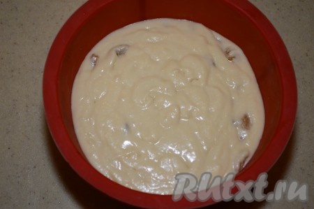 Взять любую пригодную для выпечки форму. У меня круглая форма диаметром 15 см. Так как я использовала силиконовую форму, я её дополнительно ничем не смазывала. Если у вас керамическая или железная форма, то обязательно смажьте её растительным маслом. Вылить в форму тесто. Поставить кекс выпекаться в разогретую духовку на 1 час при температуре 180 градусов. Идеально, если вы заранее разогреете духовку, и, как только перельёте тесто в форму, сразу отправите кекс выпекаться. Тогда изюм будет более равномерно распределён в готовом кексе (если тесто оставить надолго в форме для выпечки, изюм начнёт оседать на дно).