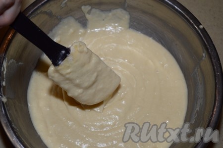 Вилкой смешать яйцо с маслом и сахаром. Влить молоко комнатной температуры, перемешать до однородности. Добавить разрыхлитель и половину муки, перемешать. А затем постепенно начать добавлять оставшуюся муку, перемешивая тесто лопаткой. Добавляя муку, нужно обязательно ориентироваться на консистенцию замешиваемого теста. Должно получиться однородное, воздушное тесто, похожее внешне&nbsp;на сметану средней густоты. С лопатки оно будет стекать широкой лентой.