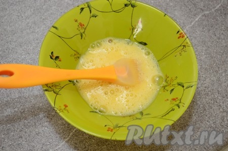 В глубокой тарелке разболтать одно сырое яйцо.