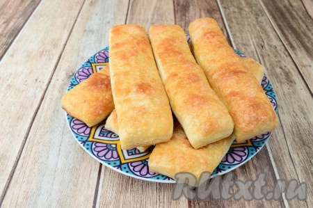 Аппетитные, приятно похрустывающие, в меру сладкие слоёные язычки можно кушать тёплыми, но они хороши и в остывшем виде. Если у вас в холодильнике есть упаковка готового слоёного дрожжевого теста, то настоятельно рекомендую порадовать себя и своих близких этой простой и вкусной выпечкой. Поверьте, такие слоечки исчезают со стола практически моментально!