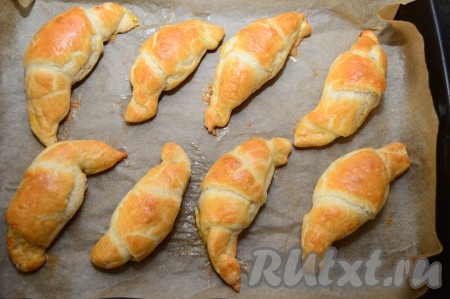 Отправим наши круассаны с сырной начинкой запекаться в разогретую до 180 градусов духовку. Выпекаем слойки до золотистого оттенка, на это потребуется буквально 15-20 минут.