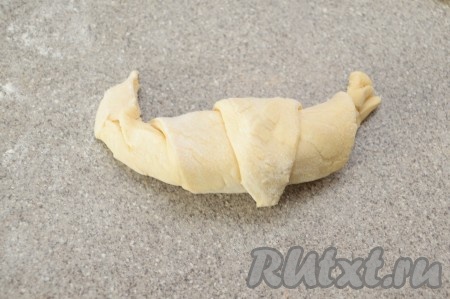 Заворачиваем сыр в тесто, начиная от края с начинкой. Получается вот такая заготовка круассана. Концы круассана можно немного загнуть, придав ему форму полумесяца.