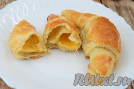 А вот так они выглядят в разломе. Испечь круассаны с сыром из готового слоёного теста достаточно просто, а в результате у вас на столе будет вкусная, ароматная выпечка к чаю или кофе. И, заметьте, вам не придётся много времени потратить на кухне!