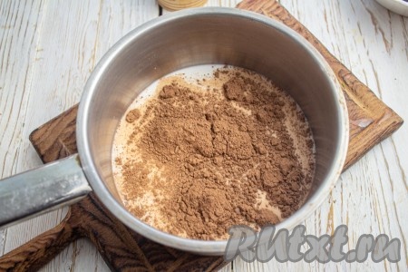 В сотейник влейте молоко, добавьте какао-порошок и ванильный экстракт. Доведите молоко на среднем огне до кипения при постоянном помешивании, снимите с огня.