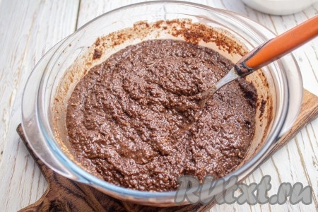 Уберите в холодильник на 30 минут, чтобы масса немного застыла. В результате получается густая шоколадная масса, из которой можно сформировать пирожное.