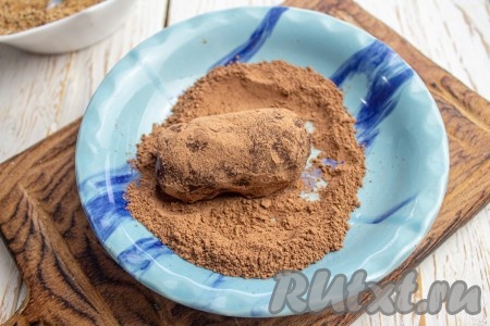 Также можно сформировать пирожное в виде колбаски и обвалять в какао-порошке.