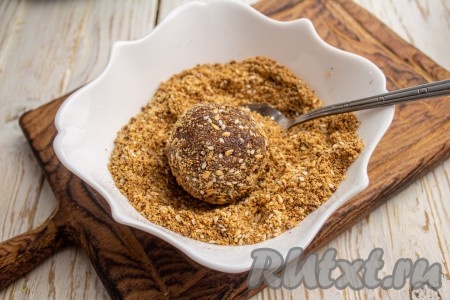 Из пряничной массы сформируйте пирожное в виде шариков или колбаски, обваляйте со всех сторон в крошке из пряников и орехов.