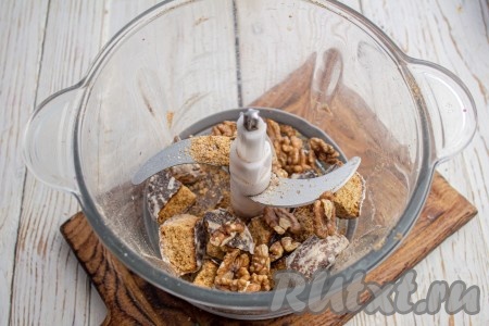 Для приготовления обсыпки для пирожного в чашу блендера положите 2 пряника, поломанных на кусочки, и грецкие орехи, измельчите в крошку.