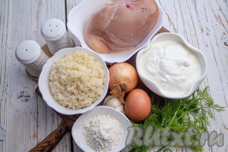 Подготовьте все необходимые ингредиенты. Заранее отварите рис до полуготовности, для этого промойте его и выложите в кастрюлю с кипящей подсоленной водой, варите с момента закипания на умеренном огне минут 8-10, затем воду слейте и дайте остыть. Для приготовления тефтелей потребуется, примерно, 200 грамм риса, отваренного до полуготовности.