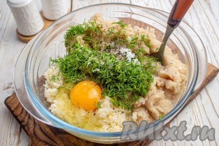 К фаршу с рисом добавьте сырое куриное яйцо, мелко нарезанный укроп, соль и чёрный молотый перец. Перемешайте тщательно фарш для тефтелей.