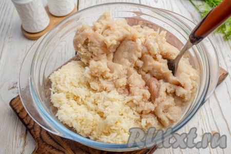 Приготовленный мясной фарш добавьте к заранее отваренному до полуготовности и остывшему рису.