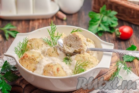 Тефтели получаются очень нежными, сочными, а сметанный соус приятно дополняет куриное мясо. Очень вкусно, попробуйте!